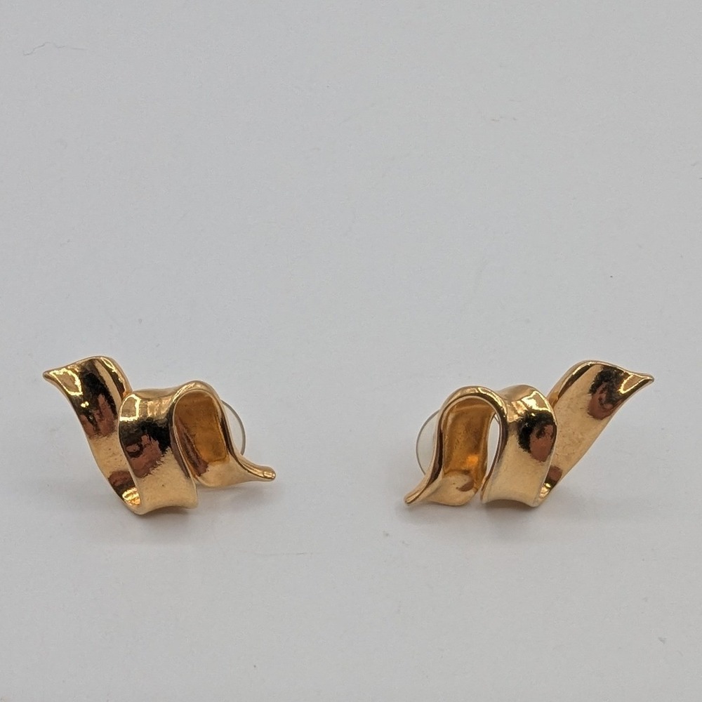 Vintage Avon Gold Tone Ribbon Swirl Stud Earrings Abstract Sculptural‎ 1980s